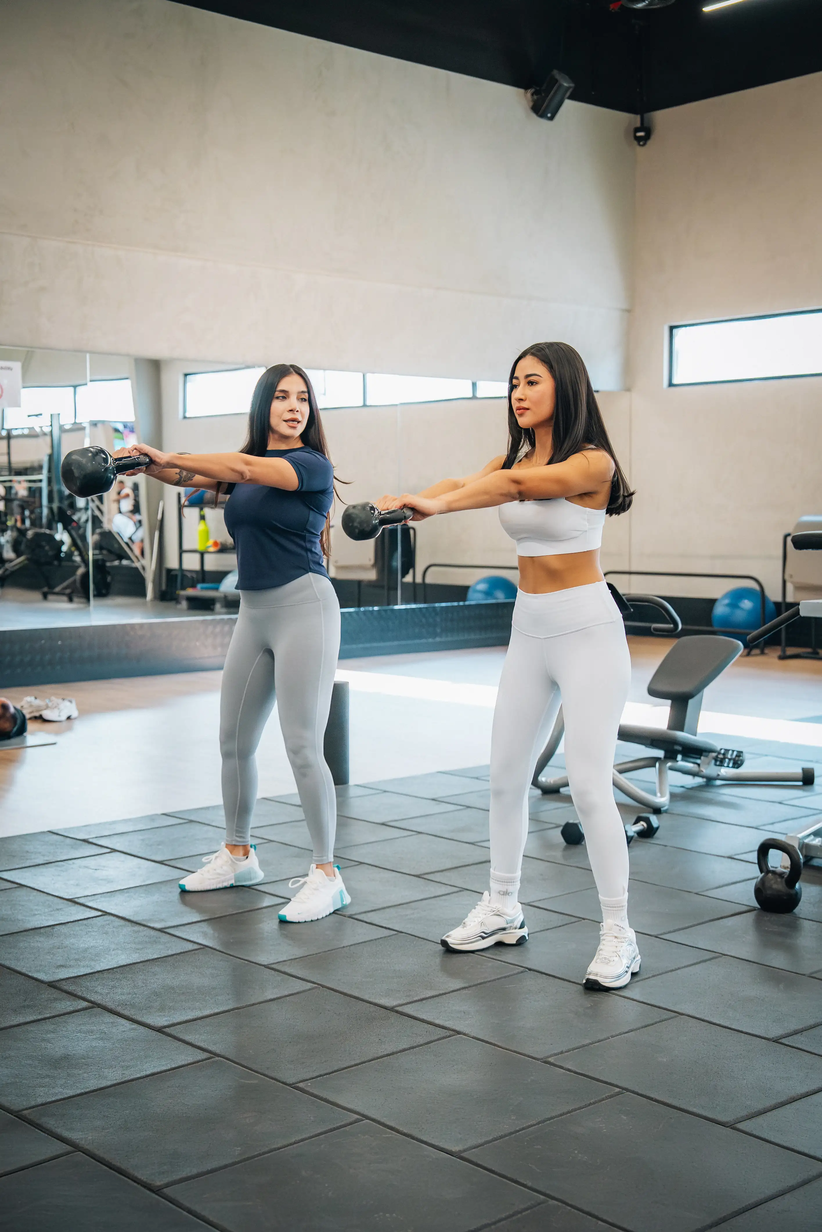 Personal trainer in Dubai coaching a client for fat loss and strength